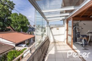 Casa à venda com 237m², 3 dormitórios, 1 suíte, 4 vagas, no bairro Vila Assunção em Porto Alegre