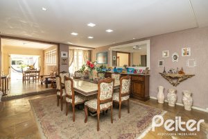 Casa à venda com 642m², 4 dormitórios, 2 suítes, 4 vagas, no bairro Ipanema em Porto Alegre