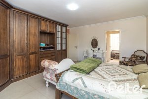 Casa à venda com 642m², 4 dormitórios, 2 suítes, 4 vagas, no bairro Ipanema em Porto Alegre