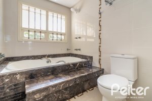 Casa à venda com 642m², 4 dormitórios, 2 suítes, 4 vagas, no bairro Ipanema em Porto Alegre