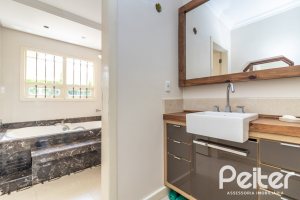 Casa à venda com 642m², 4 dormitórios, 2 suítes, 4 vagas, no bairro Ipanema em Porto Alegre