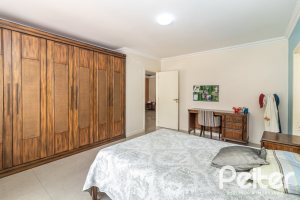 Casa à venda com 642m², 4 dormitórios, 2 suítes, 4 vagas, no bairro Ipanema em Porto Alegre