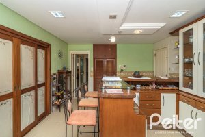 Casa à venda com 642m², 4 dormitórios, 2 suítes, 4 vagas, no bairro Ipanema em Porto Alegre