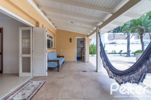 Casa à venda com 642m², 4 dormitórios, 2 suítes, 4 vagas, no bairro Ipanema em Porto Alegre