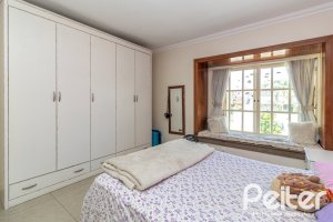 Casa à venda com 642m², 4 dormitórios, 2 suítes, 4 vagas, no bairro Ipanema em Porto Alegre