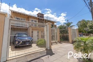 Casa à venda com 642m², 4 dormitórios, 2 suítes, 4 vagas, no bairro Ipanema em Porto Alegre