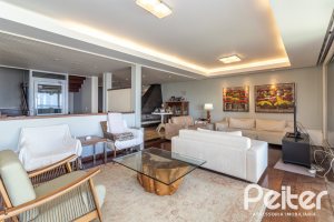 Casa à venda com 389m², 4 dormitórios, 2 suítes, 4 vagas, no bairro Vila Assunção em Porto Alegre