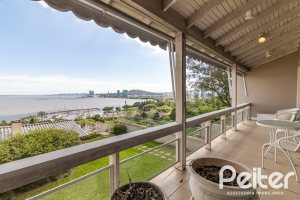 Casa à venda com 389m², 4 dormitórios, 2 suítes, 4 vagas, no bairro Vila Assunção em Porto Alegre