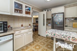 Casa à venda com 389m², 4 dormitórios, 2 suítes, 4 vagas, no bairro Vila Assunção em Porto Alegre