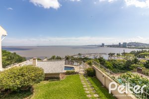 Casa à venda com 389m², 4 dormitórios, 2 suítes, 4 vagas, no bairro Vila Assunção em Porto Alegre