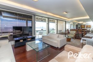 Casa à venda com 389m², 4 dormitórios, 2 suítes, 4 vagas, no bairro Vila Assunção em Porto Alegre