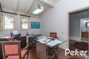 Casa à venda com 389m², 4 dormitórios, 2 suítes, 4 vagas, no bairro Vila Assunção em Porto Alegre