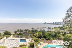 Casa à venda com 389m², 4 dormitórios, 2 suítes, 4 vagas, no bairro Vila Assunção em Porto Alegre