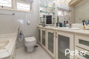 Casa à venda com 389m², 4 dormitórios, 2 suítes, 4 vagas, no bairro Vila Assunção em Porto Alegre