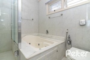 Casa à venda com 389m², 4 dormitórios, 2 suítes, 4 vagas, no bairro Vila Assunção em Porto Alegre