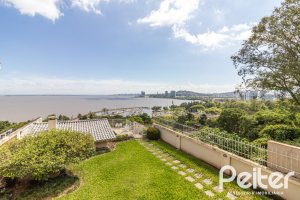 Casa à venda com 389m², 4 dormitórios, 2 suítes, 4 vagas, no bairro Vila Assunção em Porto Alegre