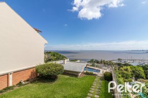 Casa à venda com 389m², 4 dormitórios, 2 suítes, 4 vagas, no bairro Vila Assunção em Porto Alegre