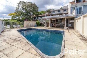 Casa à venda com 389m², 4 dormitórios, 2 suítes, 4 vagas, no bairro Vila Assunção em Porto Alegre