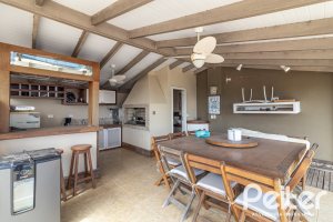 Casa à venda com 389m², 4 dormitórios, 2 suítes, 4 vagas, no bairro Vila Assunção em Porto Alegre