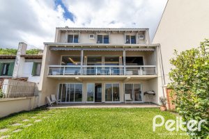 Casa à venda com 389m², 4 dormitórios, 2 suítes, 4 vagas, no bairro Vila Assunção em Porto Alegre