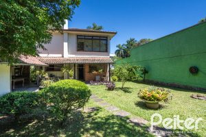 Casa à venda com 169m², 3 dormitórios, 1 suíte, 5 vagas, no bairro Jardim Isabel em Porto Alegre