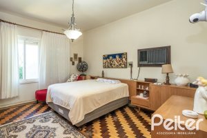 Casa à venda com 169m², 3 dormitórios, 1 suíte, 5 vagas, no bairro Jardim Isabel em Porto Alegre