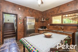 Casa à venda com 169m², 3 dormitórios, 1 suíte, 5 vagas, no bairro Jardim Isabel em Porto Alegre