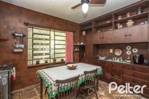 Casa à venda com 169m², 3 dormitórios, 1 suíte, 5 vagas, no bairro Jardim Isabel em Porto Alegre