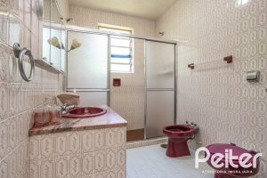 Casa à venda com 169m², 3 dormitórios, 1 suíte, 5 vagas, no bairro Jardim Isabel em Porto Alegre