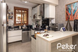 Casa em Condomínio à venda com 210m², 4 dormitórios, 1 suíte, 2 vagas, no bairro Jardim Isabel em Porto Alegre