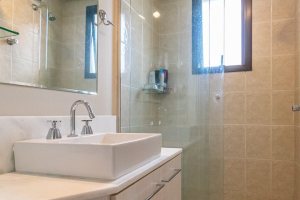 Apartamento à venda com 58m², 2 dormitórios, 1 vaga, no bairro Cristal em Porto Alegre