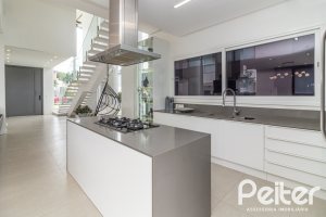 Casa em Condomínio à venda com 309m², 3 dormitórios, 2 suítes, 4 vagas, no bairro Alphaville em PORTO ALEGRE