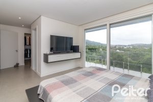 Casa em Condomínio à venda com 309m², 3 dormitórios, 2 suítes, 4 vagas, no bairro Alphaville em PORTO ALEGRE