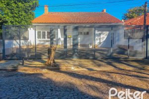 Casa à venda com 162m², 3 dormitórios, 1 suíte, 3 vagas, no bairro Guarujá em Porto Alegre