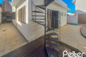 Casa à venda com 162m², 3 dormitórios, 1 suíte, 3 vagas, no bairro Guarujá em Porto Alegre