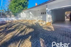 Casa à venda com 162m², 3 dormitórios, 1 suíte, 3 vagas, no bairro Guarujá em Porto Alegre