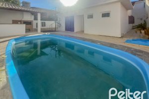 Casa à venda com 162m², 3 dormitórios, 1 suíte, 3 vagas, no bairro Guarujá em Porto Alegre