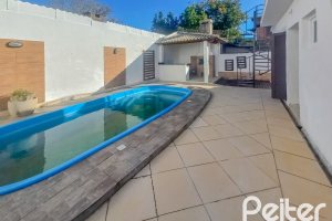 Casa à venda com 162m², 3 dormitórios, 1 suíte, 3 vagas, no bairro Guarujá em Porto Alegre