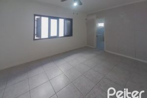 Casa à venda com 162m², 3 dormitórios, 1 suíte, 3 vagas, no bairro Guarujá em Porto Alegre