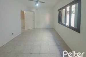 Casa à venda com 162m², 3 dormitórios, 1 suíte, 3 vagas, no bairro Guarujá em Porto Alegre