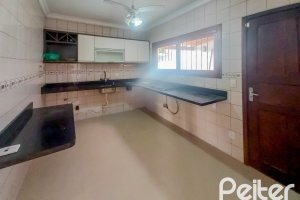 Casa à venda com 162m², 3 dormitórios, 1 suíte, 3 vagas, no bairro Guarujá em Porto Alegre