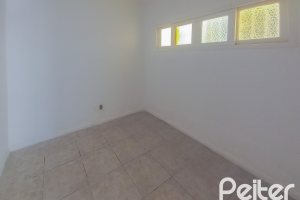 Casa à venda com 162m², 3 dormitórios, 1 suíte, 3 vagas, no bairro Guarujá em Porto Alegre