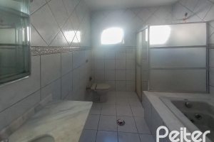 Casa à venda com 162m², 3 dormitórios, 1 suíte, 3 vagas, no bairro Guarujá em Porto Alegre