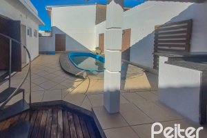 Casa à venda com 162m², 3 dormitórios, 1 suíte, 3 vagas, no bairro Guarujá em Porto Alegre