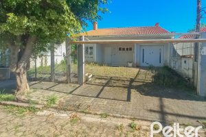 Casa à venda com 162m², 3 dormitórios, 1 suíte, 3 vagas, no bairro Guarujá em Porto Alegre