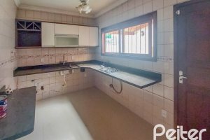 Casa à venda com 162m², 3 dormitórios, 1 suíte, 3 vagas, no bairro Guarujá em Porto Alegre