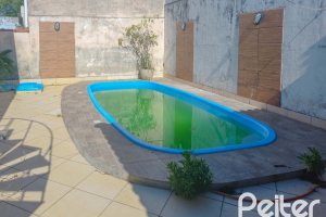 Casa à venda com 162m², 3 dormitórios, 1 suíte, 3 vagas, no bairro Guarujá em Porto Alegre