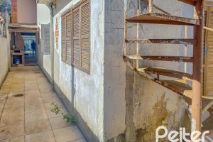 Casa à venda com 162m², 3 dormitórios, 1 suíte, 3 vagas, no bairro Guarujá em Porto Alegre