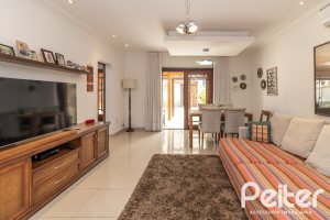 Casa à venda com 300m², 3 dormitórios, 1 suíte, 4 vagas, no bairro Espírito Santo em Porto Alegre