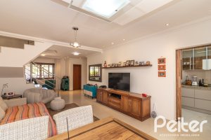 Casa à venda com 300m², 3 dormitórios, 1 suíte, 4 vagas, no bairro Espírito Santo em Porto Alegre